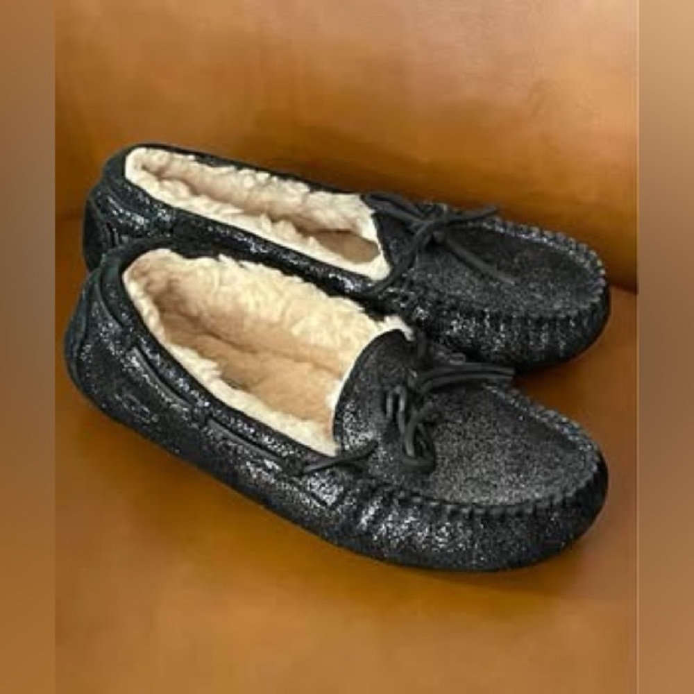 UGG Dakota Black Shimmer 
Moccasins Slippers
Size 1.5~2 ( see photo